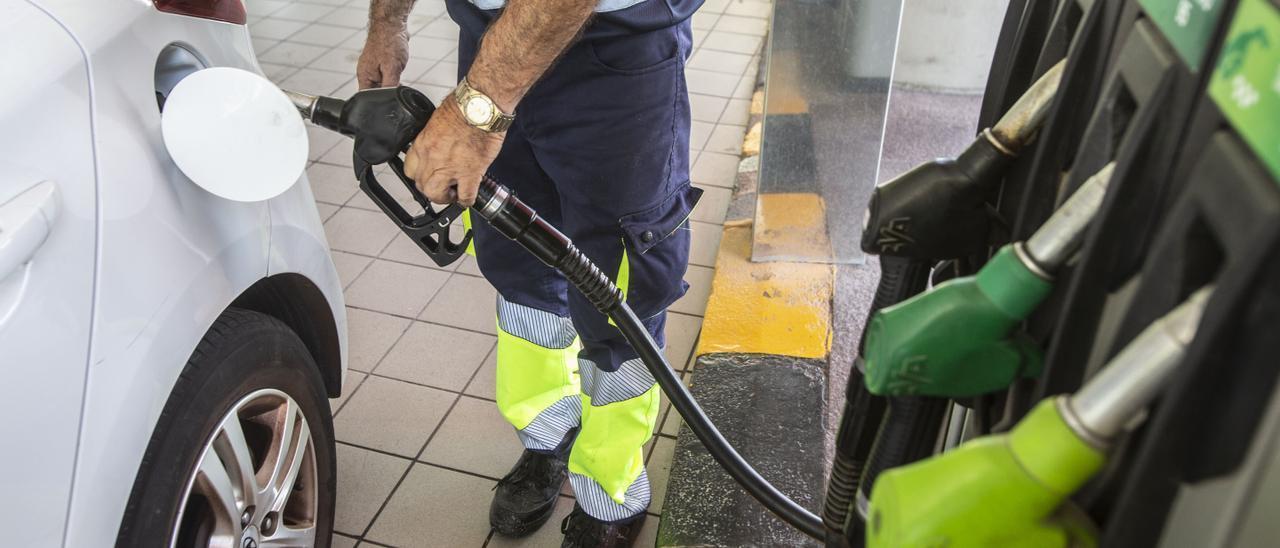 Llenado de un depósito en una gasolinera, en una imagen de archivo.