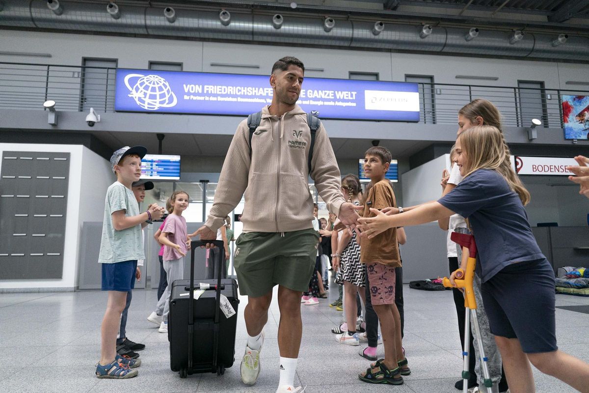 Ayoze, recibido en el aeropuerto.