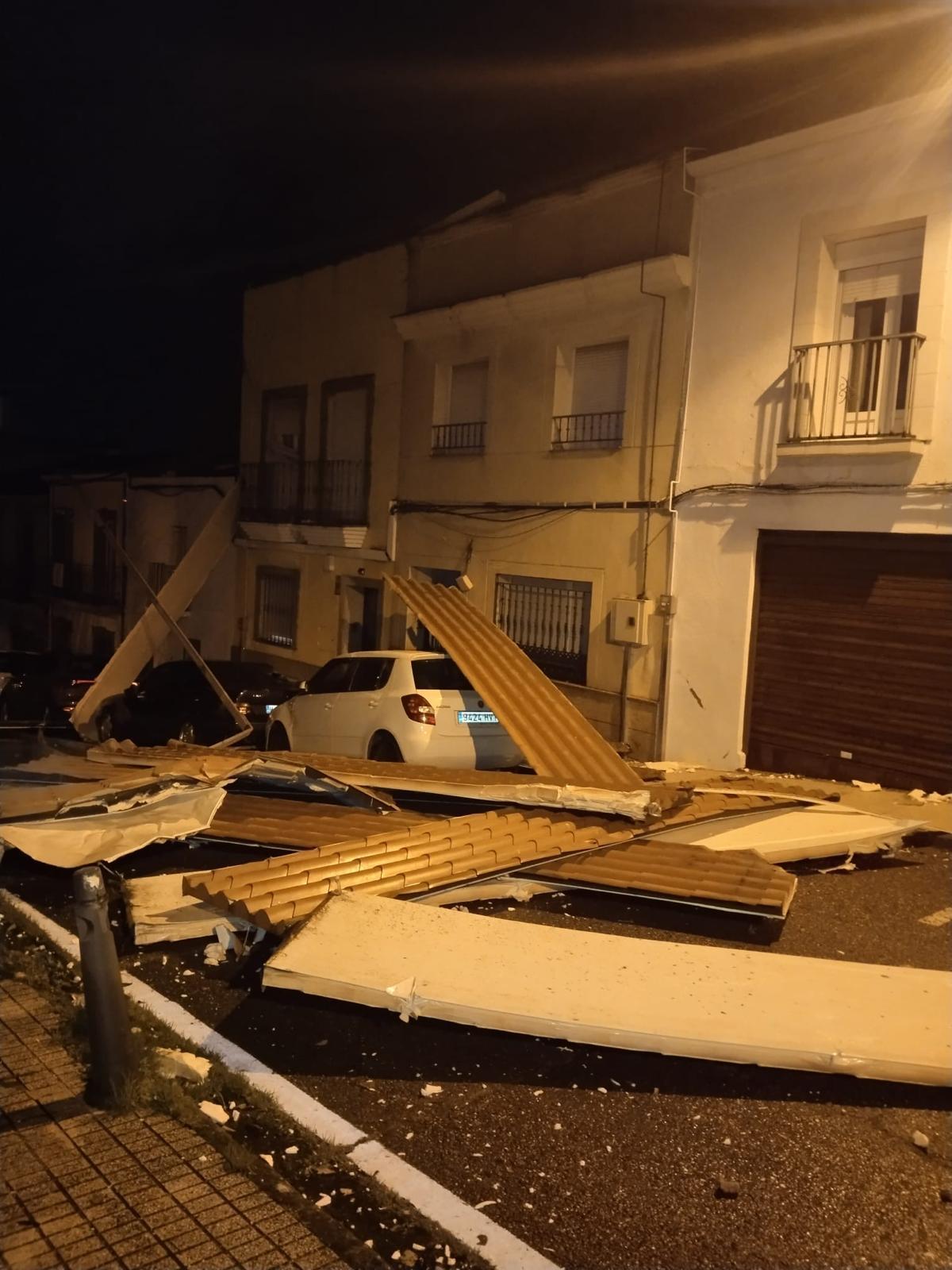 Planchas de un tejado sobre un vehículo, en una de las intervenciones del CPEI.