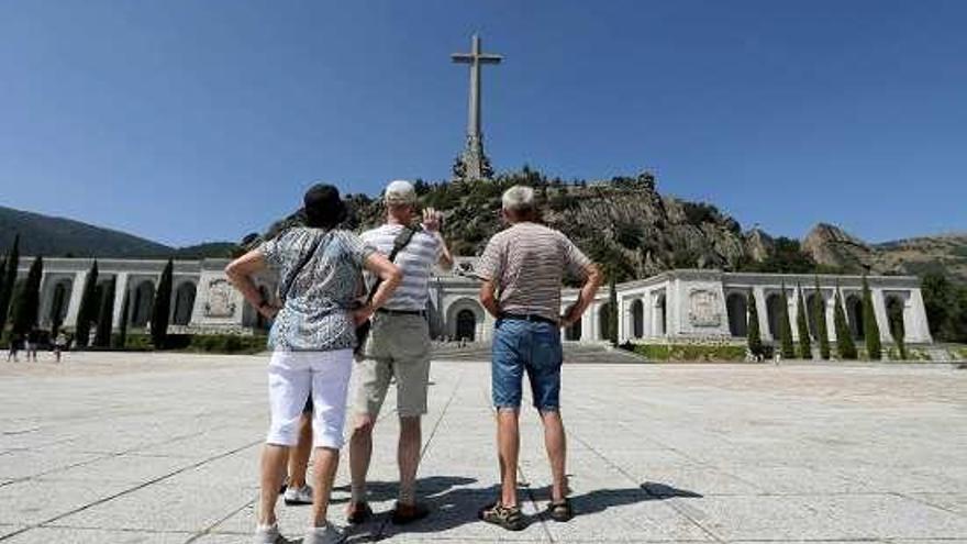 Visitantes ante el Valle de los Caídos.  // J.J. Guillén