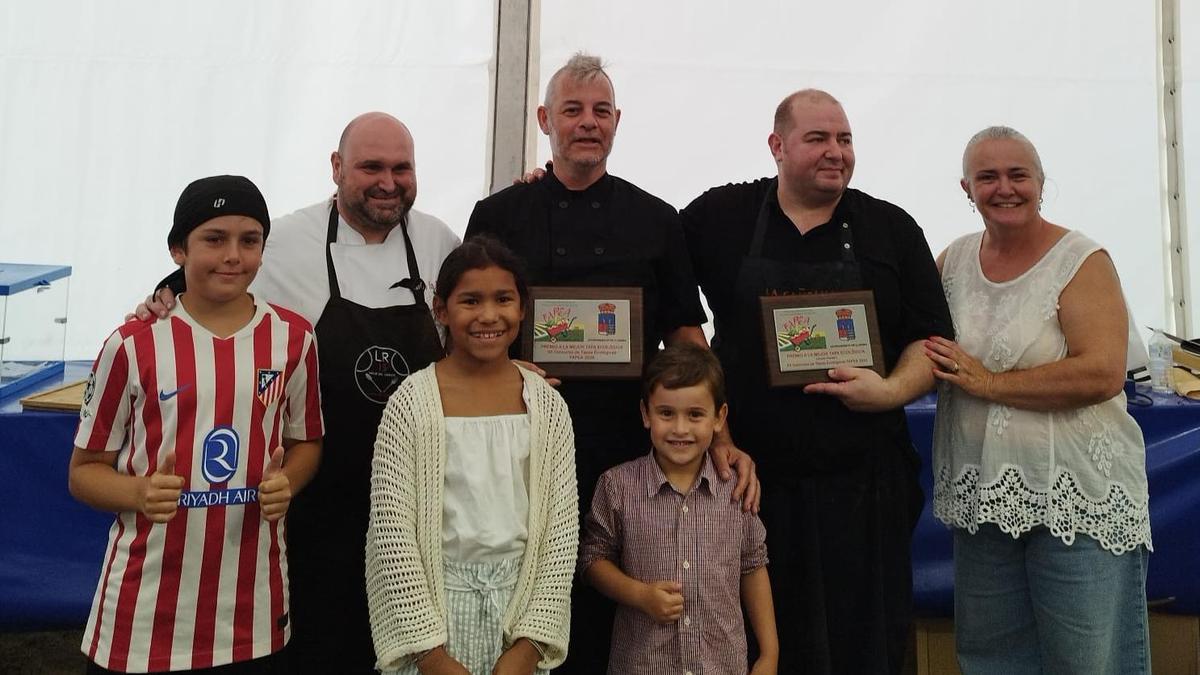 Julio Menéndez, Íñigo González y Alejandro Fernández, cocineros, con la alcaldesa, Eva María Pérez, y varios niños que acudieron como público al certamen de tapas ecológicas.