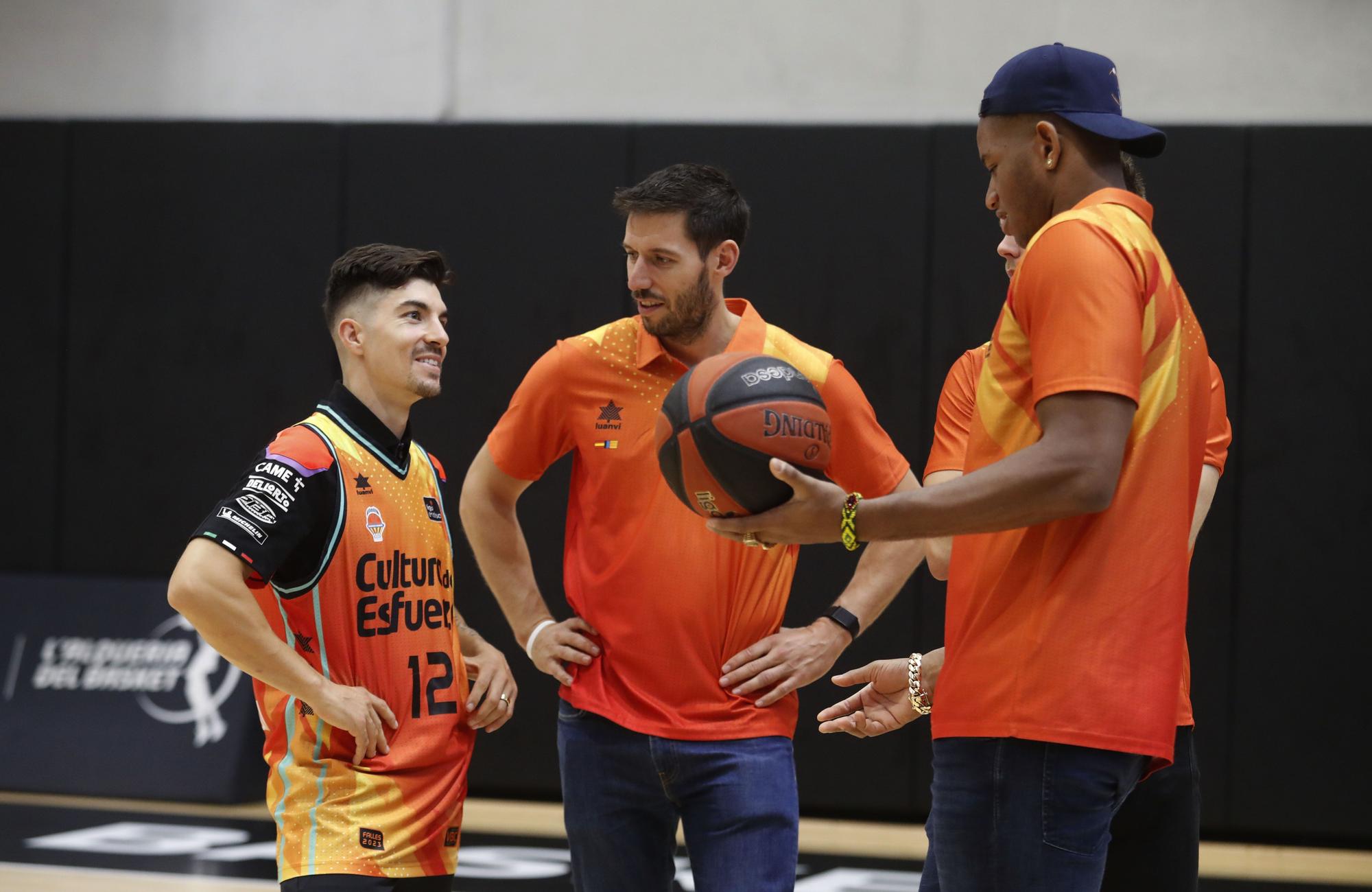 Los pilotos del Mundial de Motociclismo juegan a baloncesto en L´Alqueria del Basket