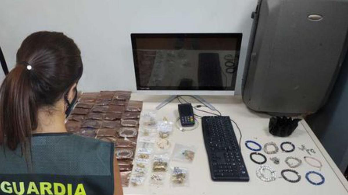 Una guardia con las joyas robadas. | GUARDIA CIVIL