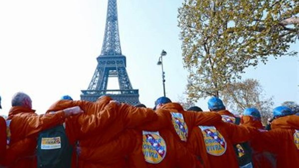 Trabajadores de AcerlorMittal de Florange se manifiestan en París.