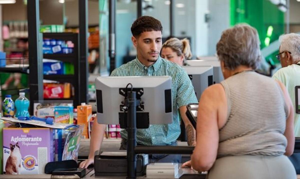Un trabajador de Mercadona atendiendo una mujer
