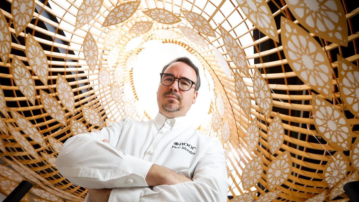 El chef tres Estrellas Michelin Paco Morales en el restaurante Noor