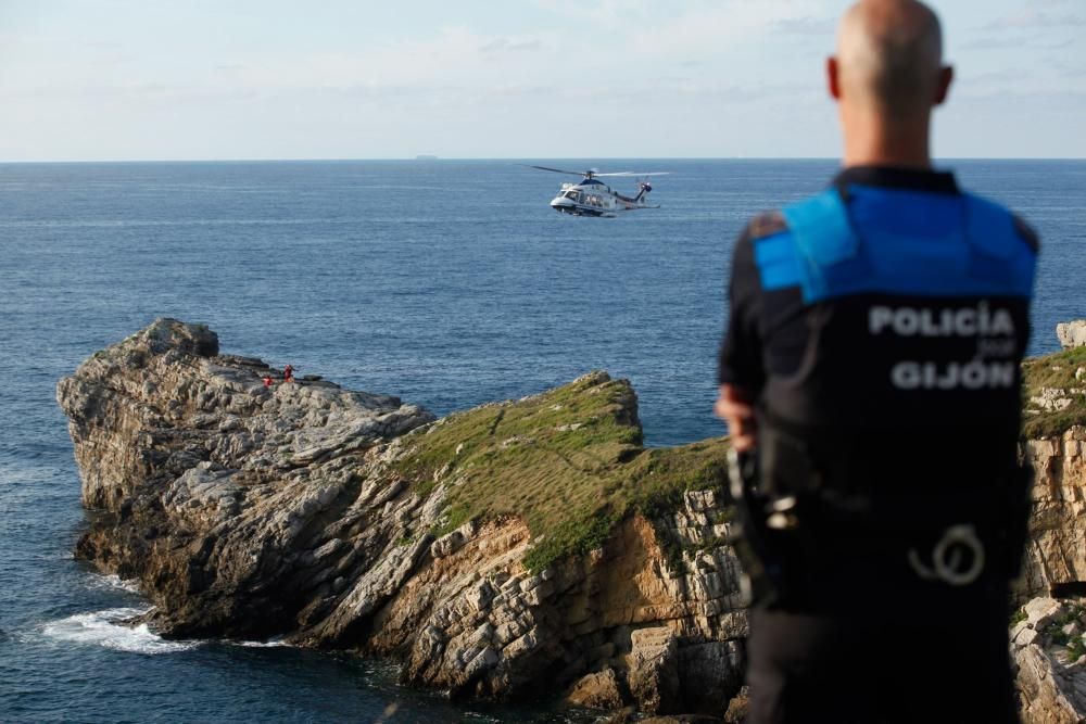 El helicóptero de Salvamento Marítimo rescata a un joven lesionado frente a La Providencia.