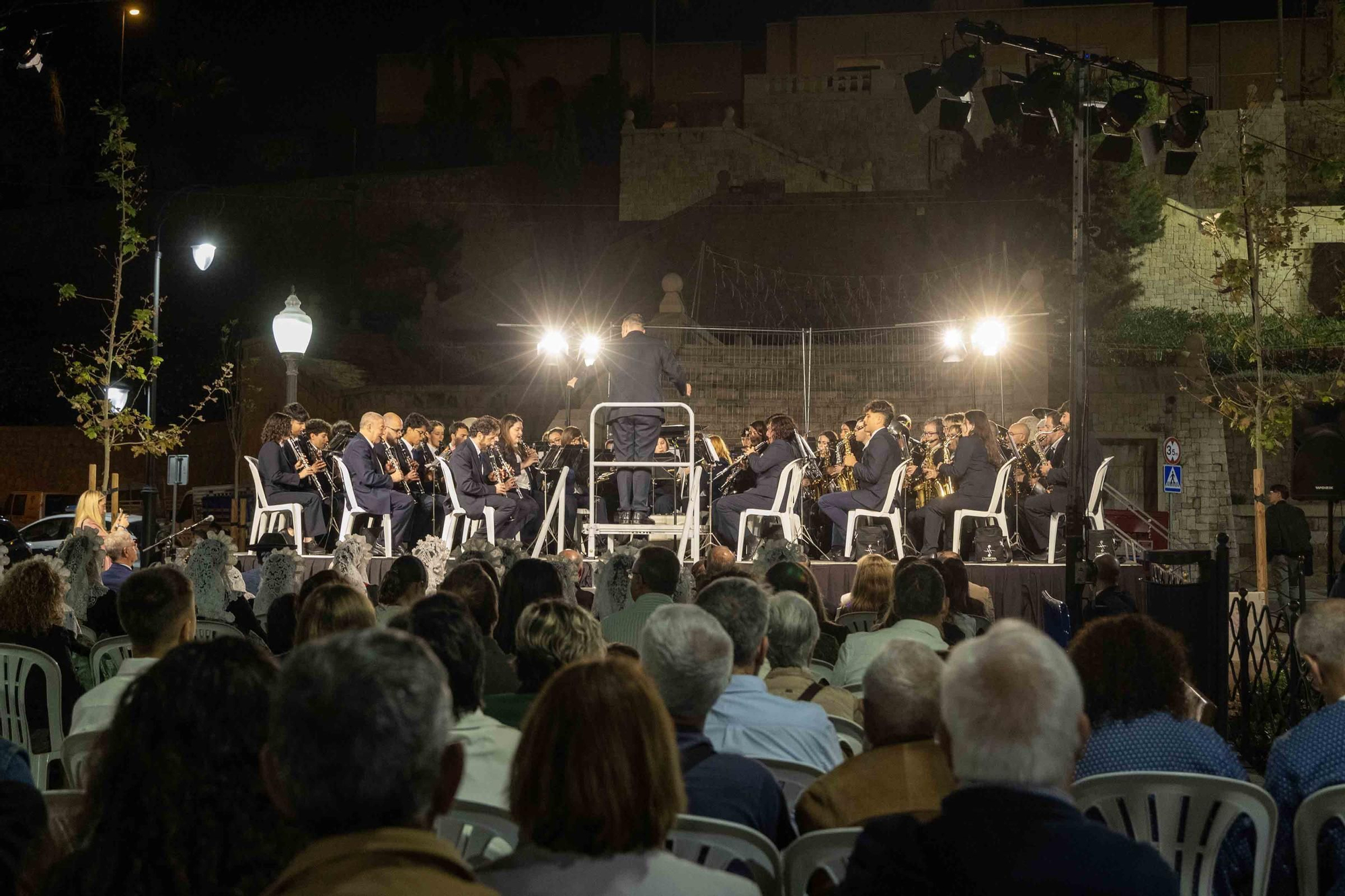 El homenaje al fundador de las Hogueras, José María Py, y el Festival de Bandas de Andrés Llorens iluminan una noche con olor a fiesta y pólvora