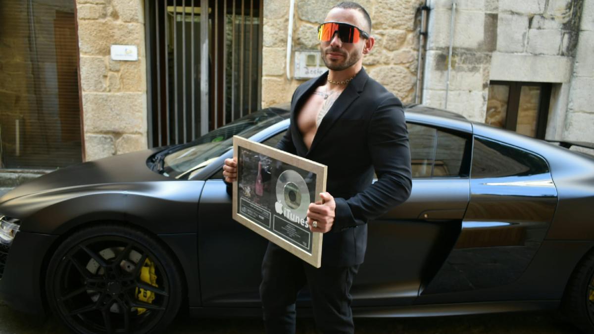 El cantante vilagarciano con el distintivo que reconoce su alto número de escuchas en plataformas digitales.
