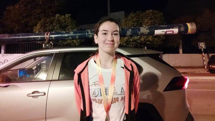 Gema Tamarit, con la medalla de plata conquistada en el Campeonato de España sub 16 de atletismo.