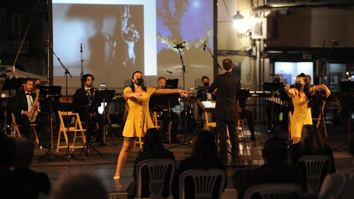 Espectáculo de la Banda de Lalín y de Máis que danza, en julio, en la Praza da Igrexa.