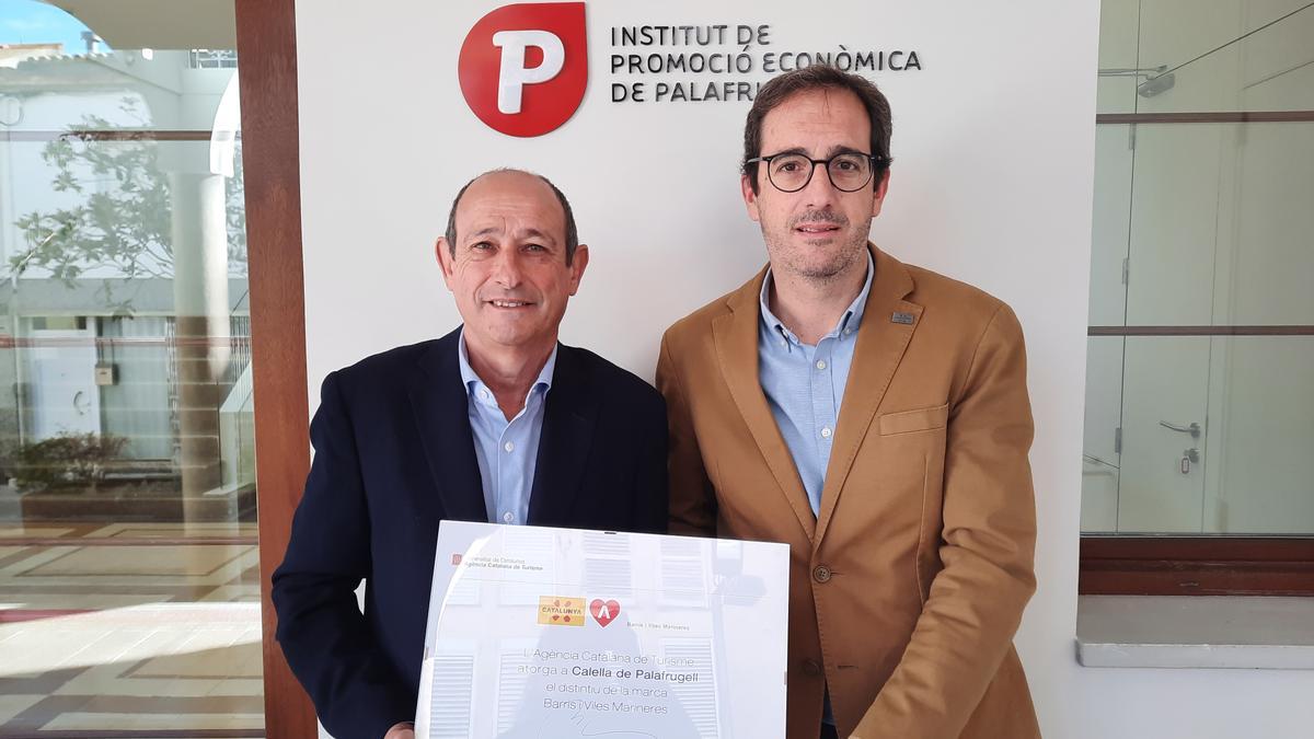 L&#039;alcalde de Palafrugell, Joan Vigas Bonany, rep el distintiu de mans del director de l&#039;Agència Catalana de Turisme, Narcís Ferrer i Ferrer
