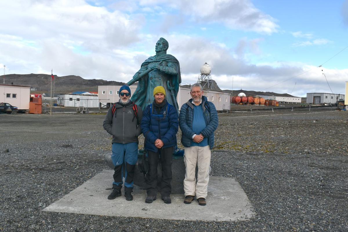 Los tres investigadores vigueses, en la base rusa Bellingshausen, en la primera escala del viaje de regreso.