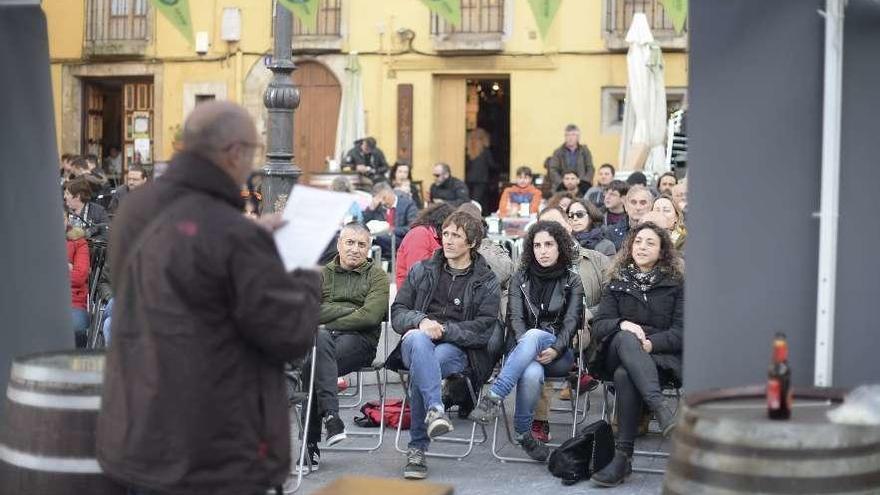 Por la izquierda, Xune Elipe, Primitivo Abella, Llarina González y Tania González siguen la intervención de su compañero Agustín Medina en la folixa de Cambia Avilés.