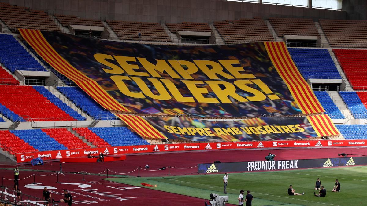 Una parte de la grada de gol con una lona en representación de la hinchada del Barça.