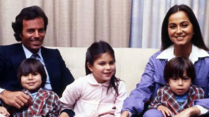 Julio Iglesias e Isabel Preysler con sus tres hijos: julil, Chabeli y Enrique.