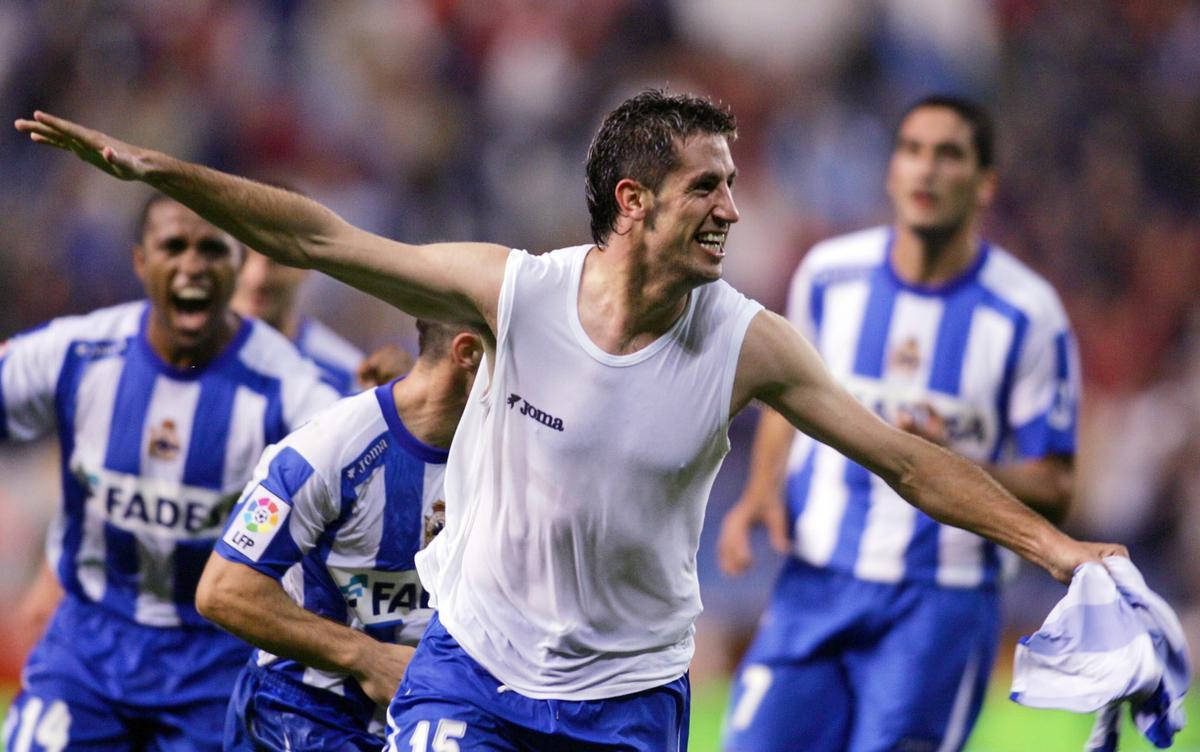 Capdevila celebra un gol con el Deportivo.