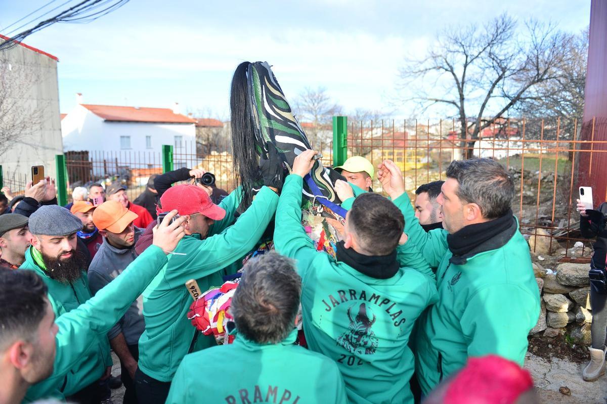 Fotogalería | Lluvia de nabos en Piornal para el Jarramplas