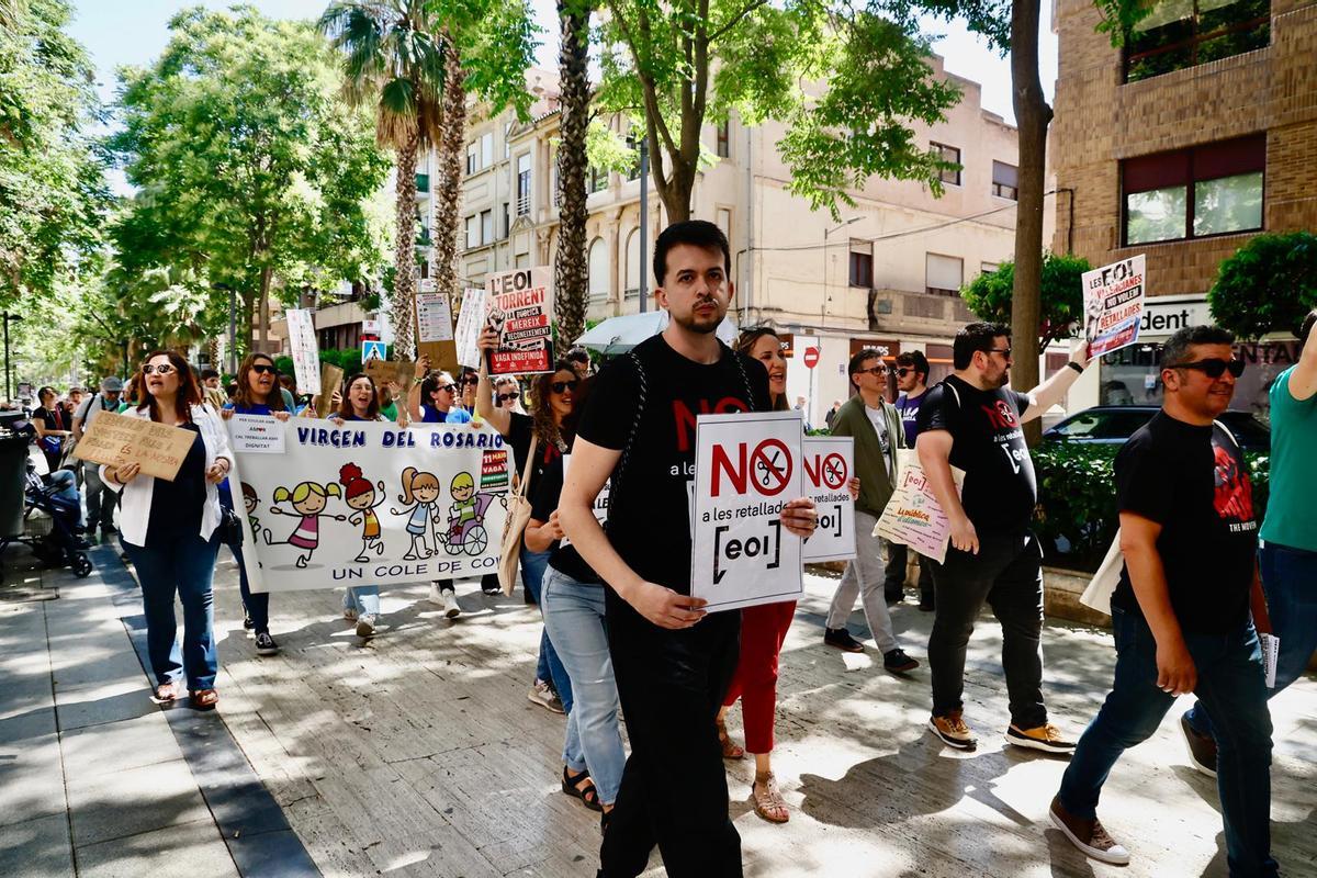 Cerca de 500 personas marchan en Torrent para defender la educación pública