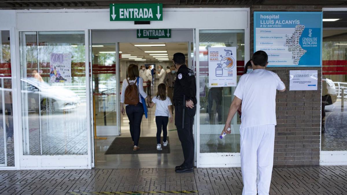 Entrada principal al hospital Lluís Alcanyís de Xàtiva.  | PERALES IBORRA