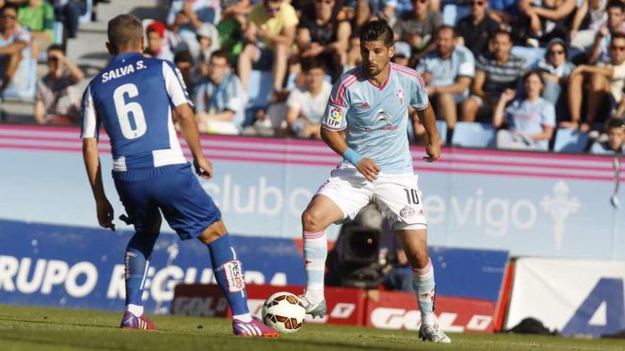 Nolito encara a un rival durante la última jornada de Liga. // Ricardo Grobas