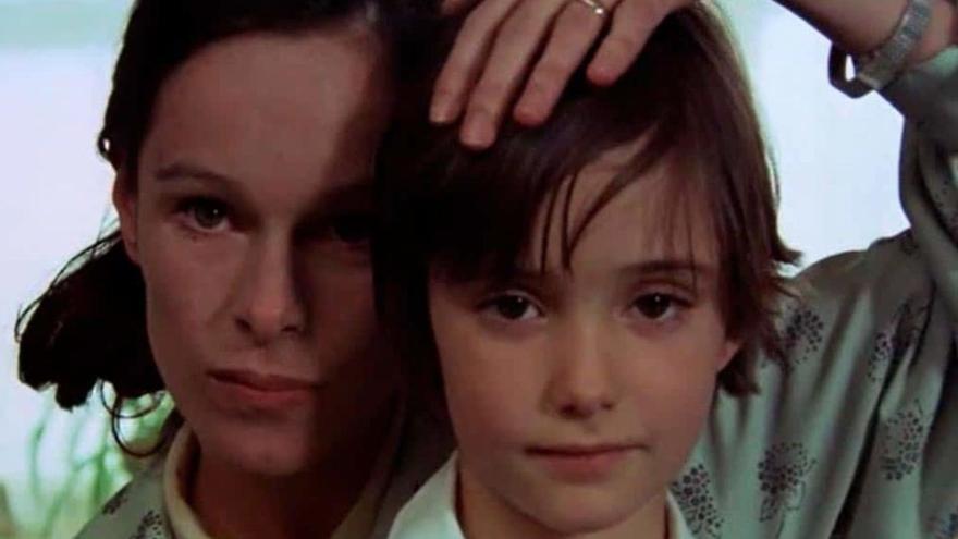 Geraldine Chaplin e Ana Torrent en Cría cuervos (1975).