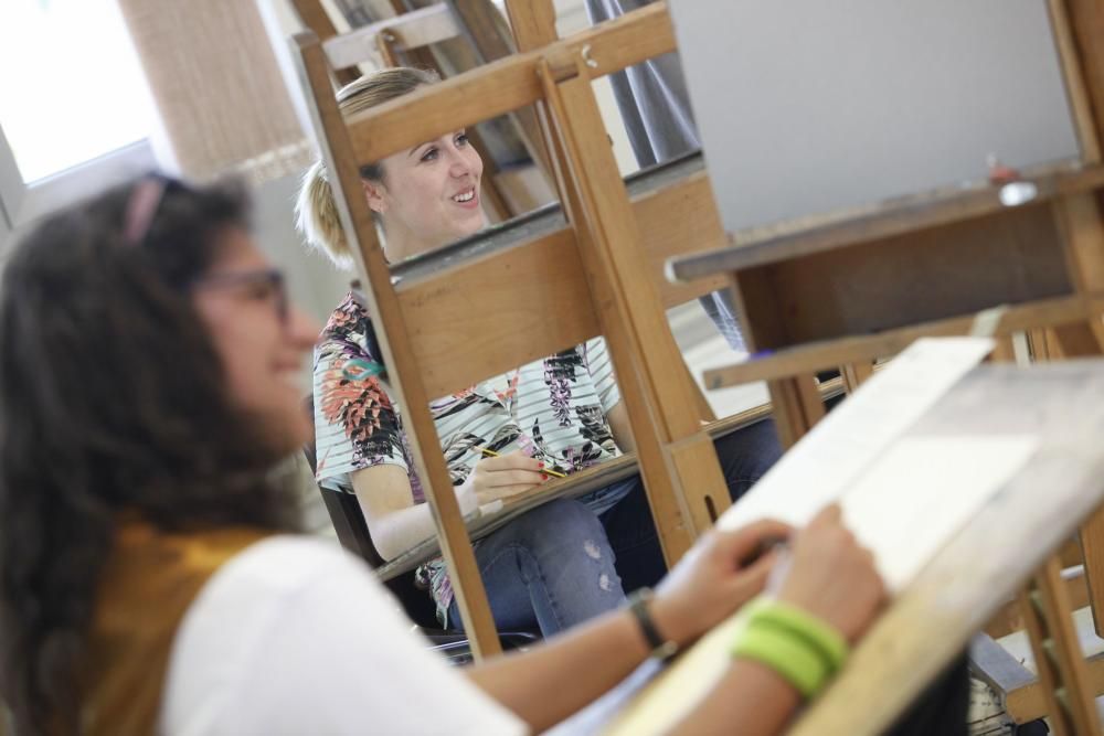 Alumnos del IES de la Laboral haciendo el examen de Dibujo Artístico en le PAU