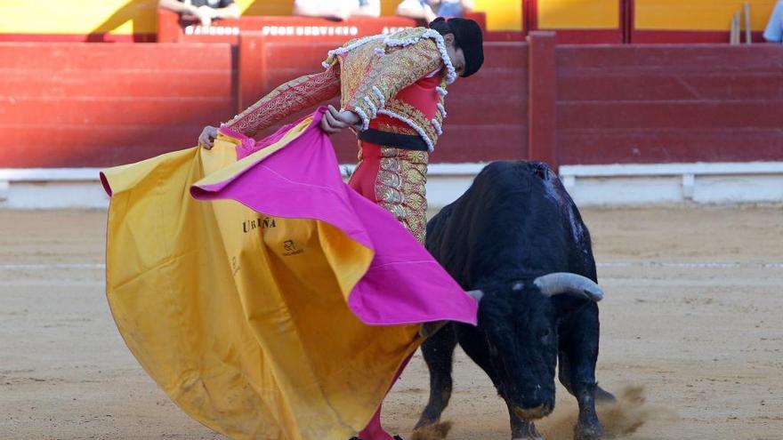 El diestro Paco Ureña, en su faena con el capote al primero de su lote.