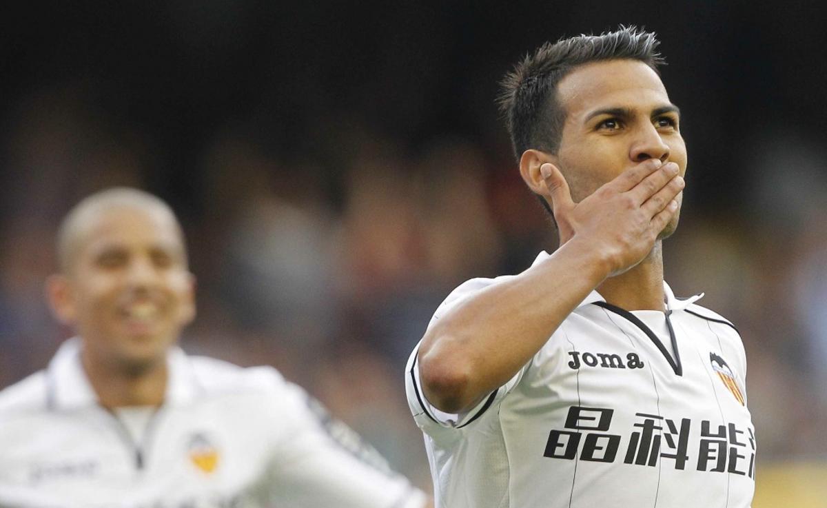 Viera celebra un tanto en Mestalla con la elástica del Valencia.