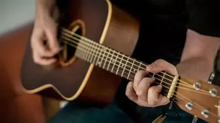 Obligan a readmitir a un trabajador al que despidieron por pillarle tocando la guitarra durante una baja laboral