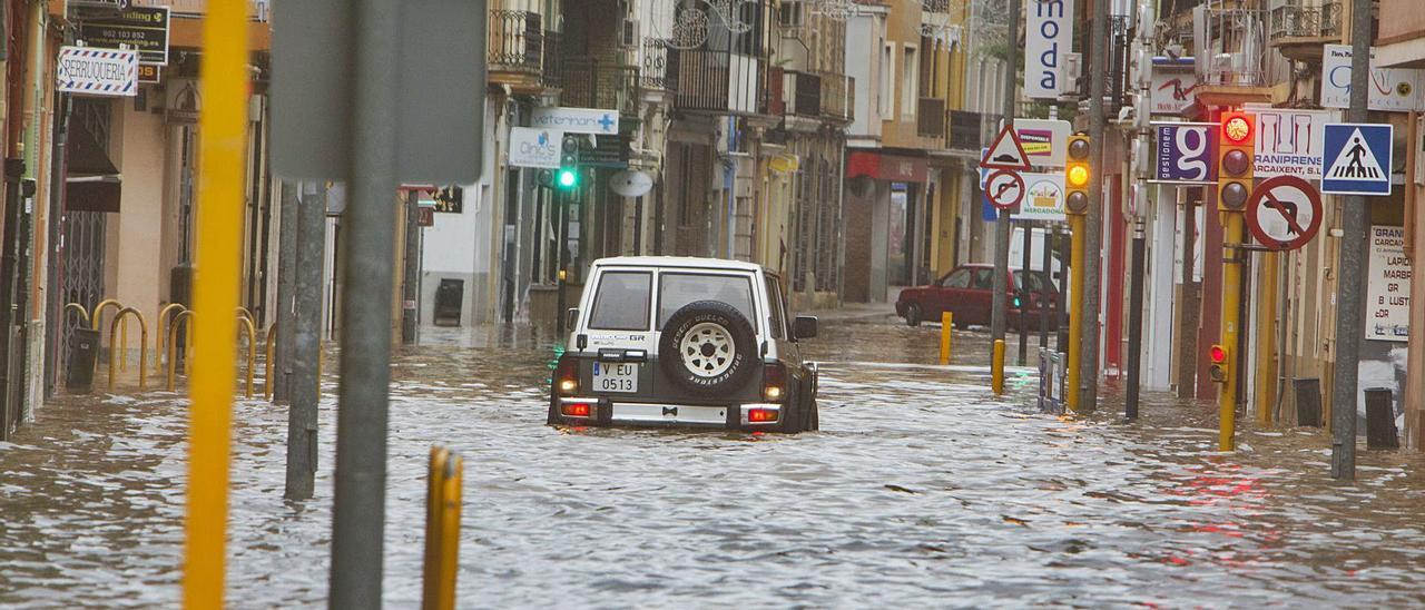 Una calle de Carcaixent inundada por las lluvias torrenciales del pasado jueves. | PERALES IBORRA