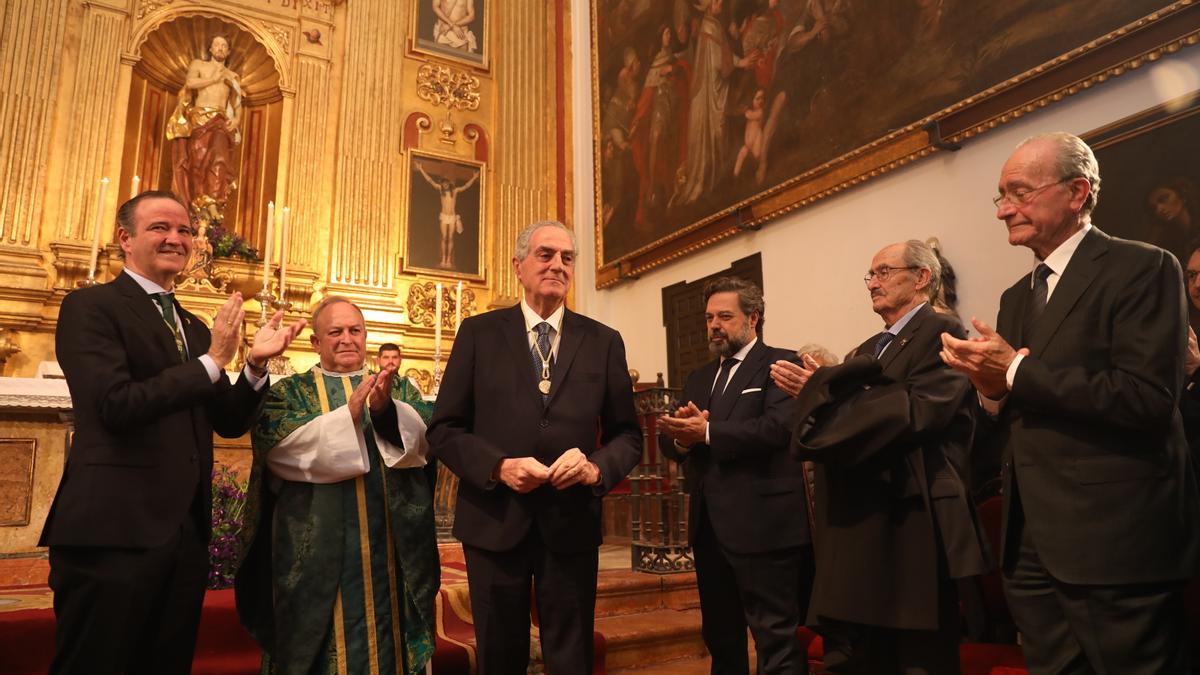 Luis Merino recibe la medalla de oro de la Agrupación de Cofradías tras una eucaristía en San Julián.