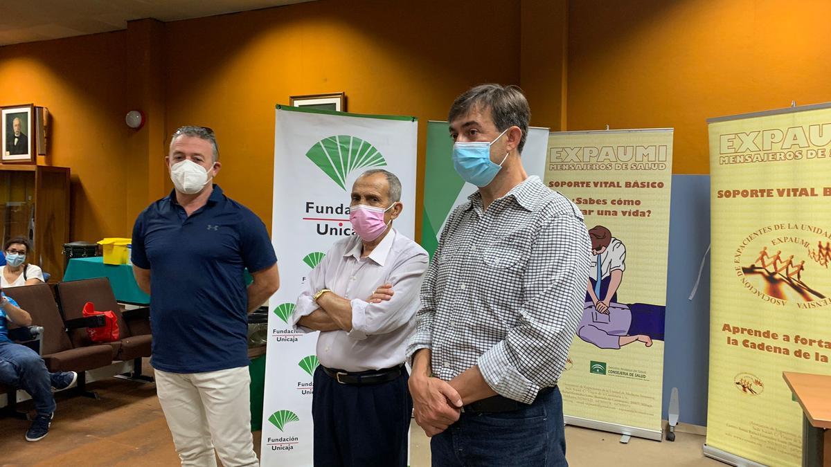 Luis, junto a los dos agentes de la Policía Local que le salvaron la vida tras un infarto