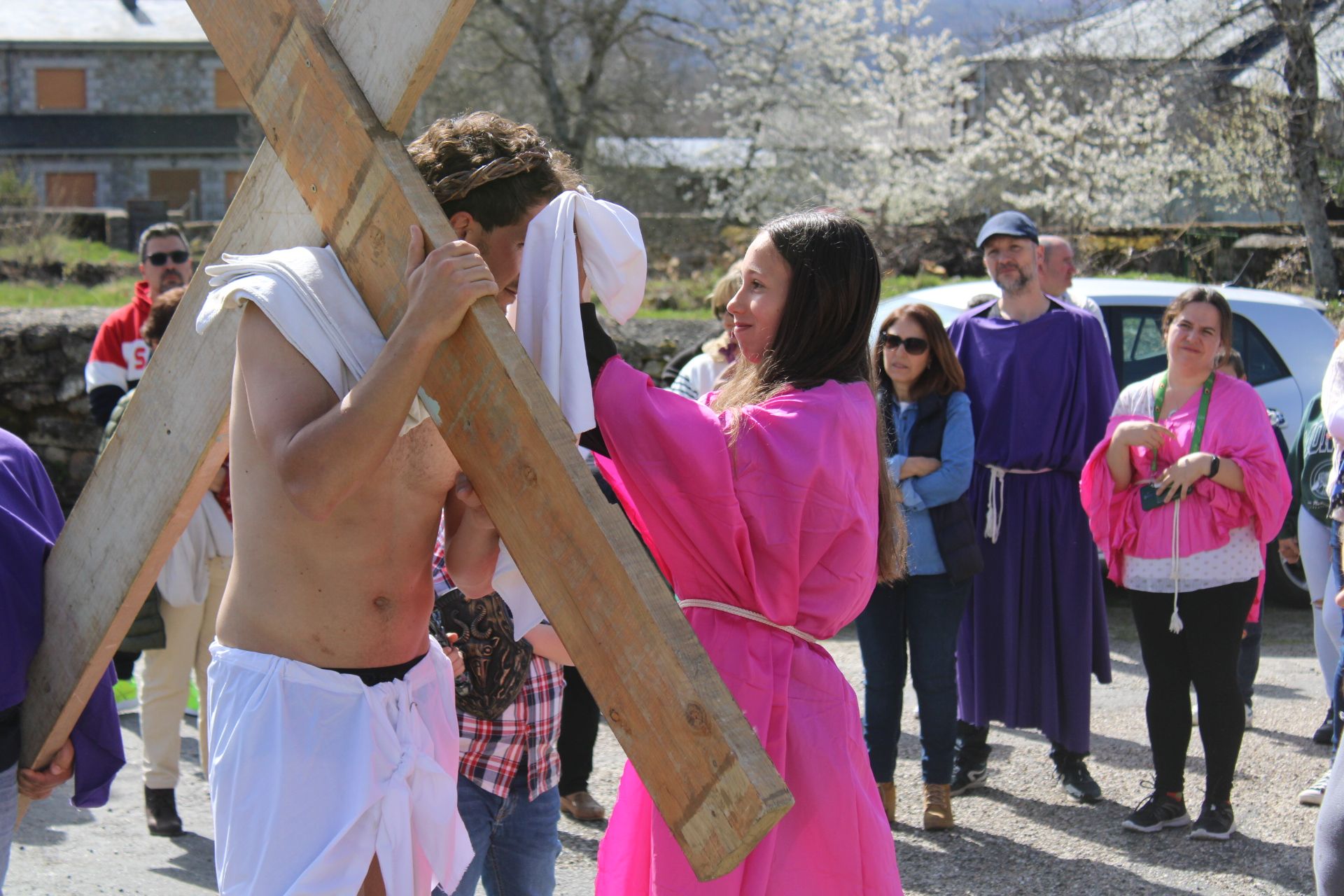 GALERÍA | La sorprendente procesión de Santa Colomba con un Cristo en carne y hueso