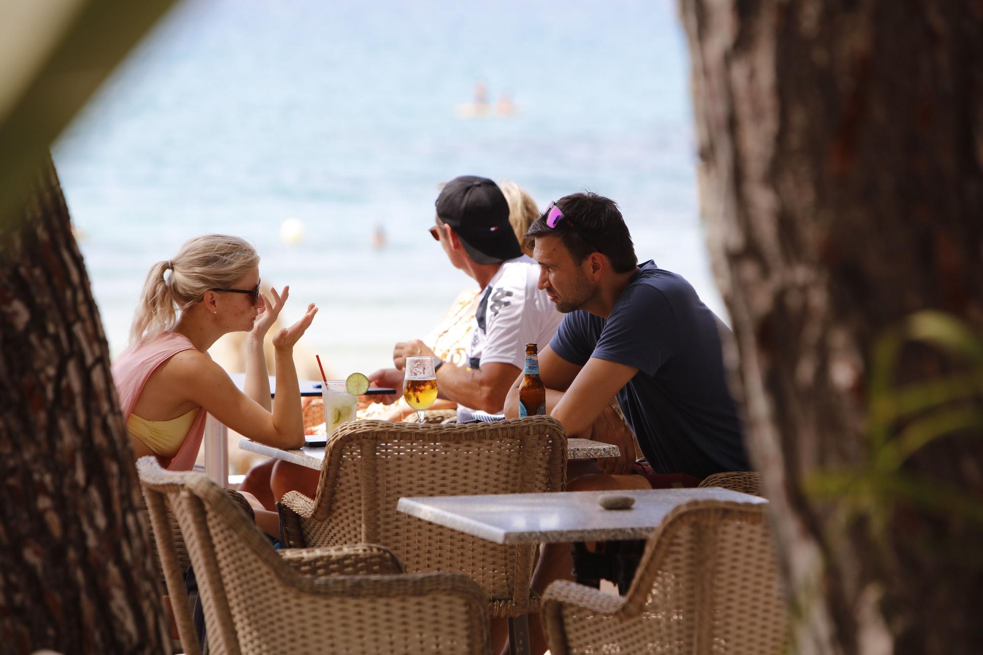 Sommer in Peguera: So genießen die Mallorca-Urlauber das Leben am beliebten Badestrand