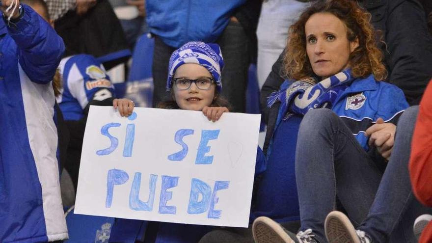 Una niña enseña una pancarta en la que muestra su optimismo durante el partido de la segunda vuelta contra el Eibar.