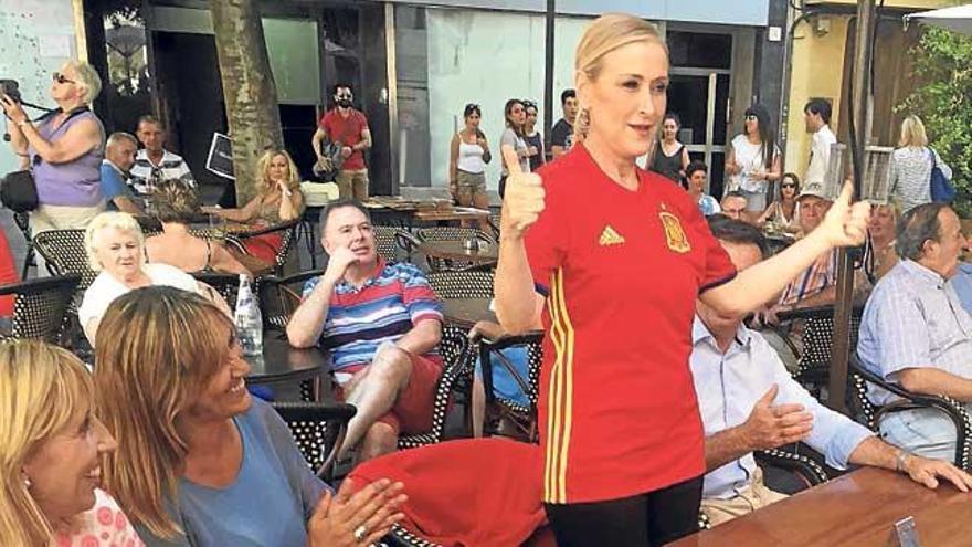 Cristina Cifuentes, ayer con la camiseta de la Roja en Palma.