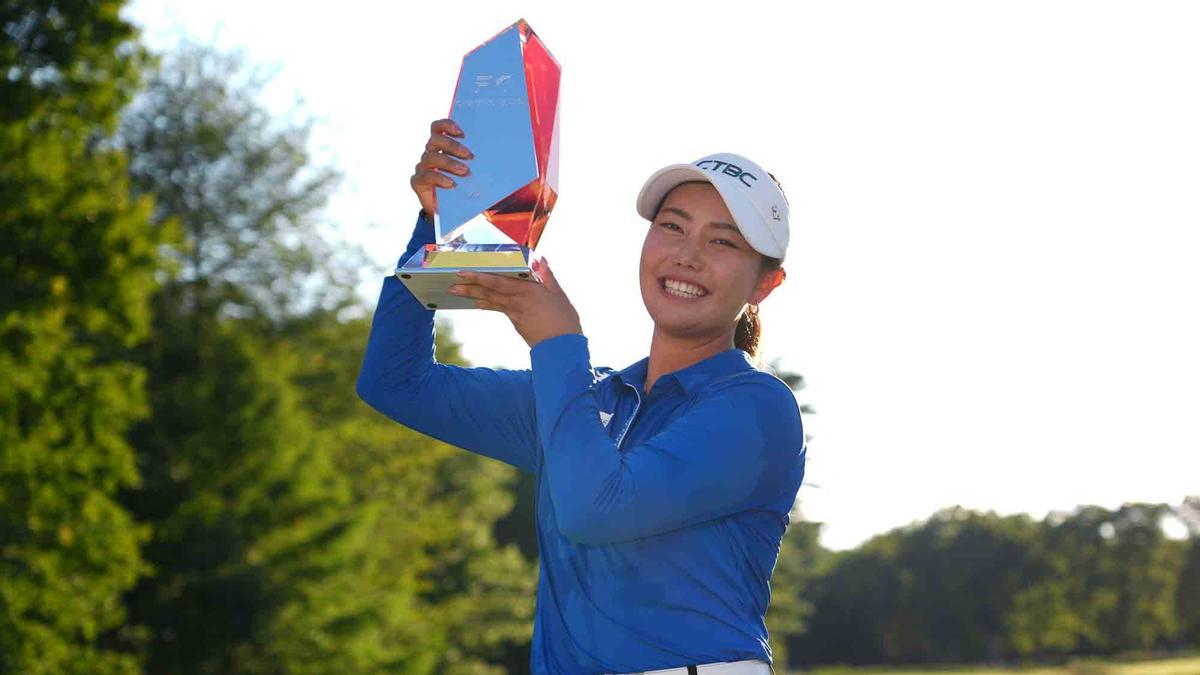 Miranda Wang celebra la victoria en el TPC Boston, la primera que logra en el LPGA