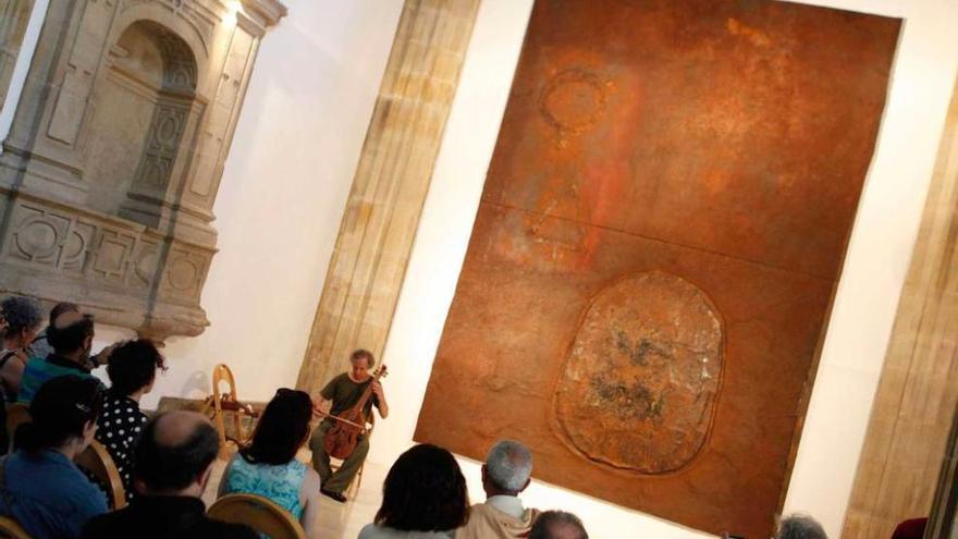 Mento Hevia, al fondo, con la pieza de Matarranz, ayer, en el Museo Barjola.