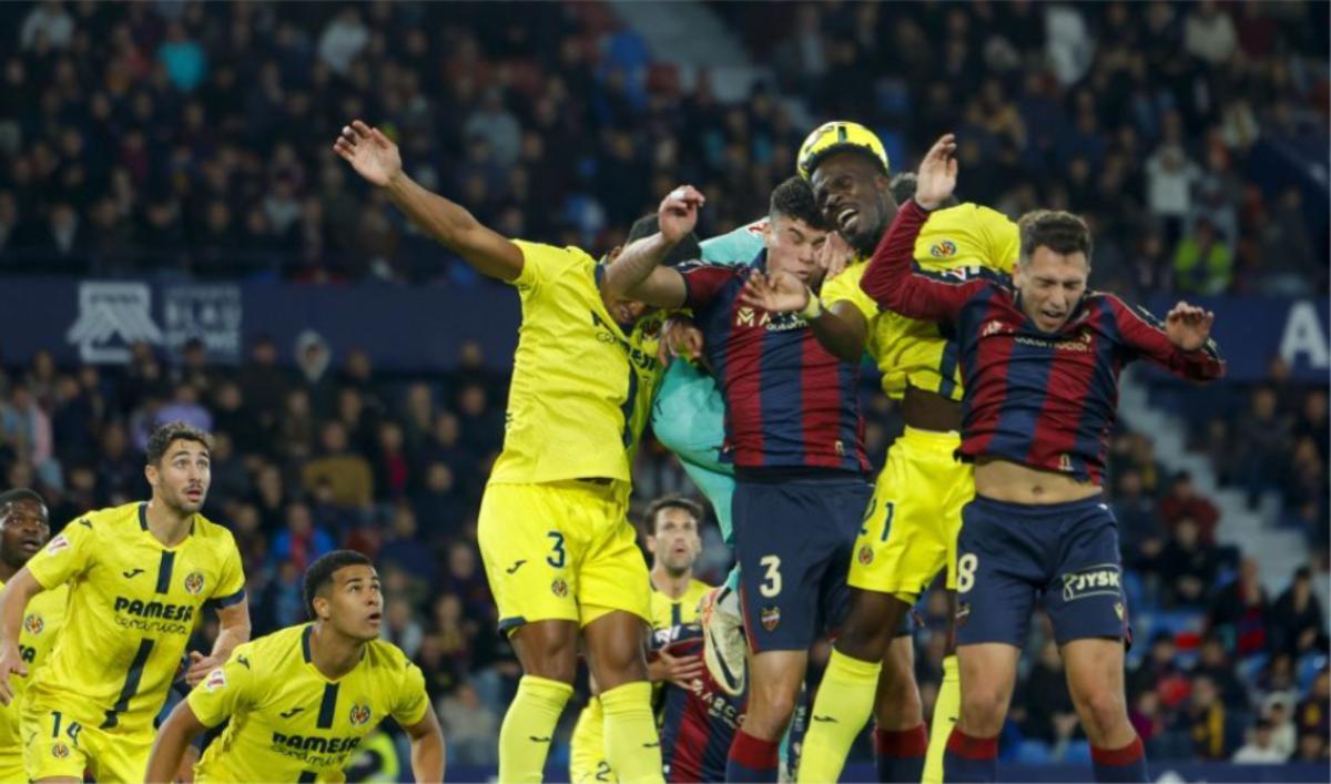 Jugadores del Villarreal y Levante disputando la última jugada del partido con Mathew Ryan en ataque