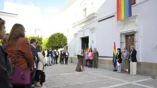 Extremadura despliega la bandera LGTBI: "Ni un paso atrás en derechos"