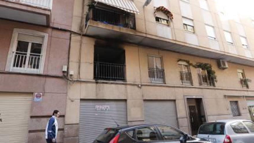 El inmueble donde se inicio el incendio, en la calle Alfonso Vives.