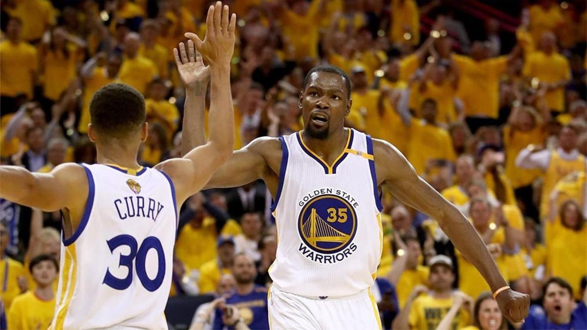 Curry y Durant celebran una canasta