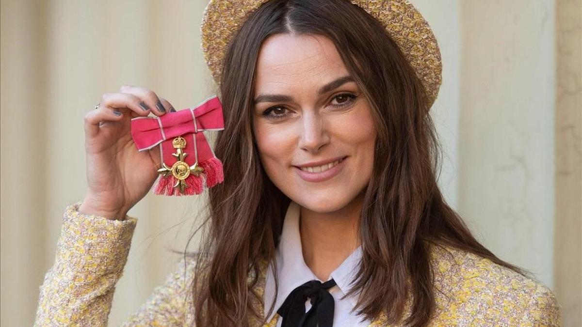 Keira Knighley, condecorada por la reina Isabel II