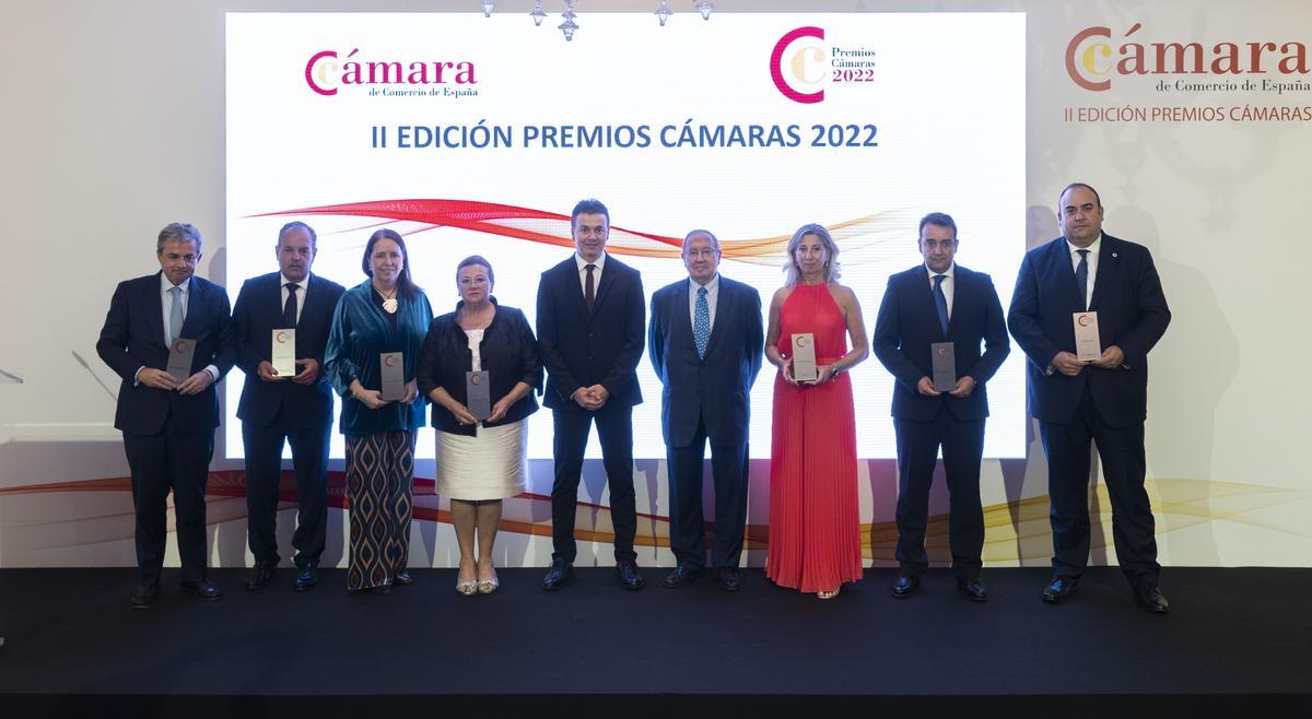 Los galardonados en la II Edición Premios Cámaras con el presidente de la Cámara de España y el ministro de Industria, Comercio y Turismo.