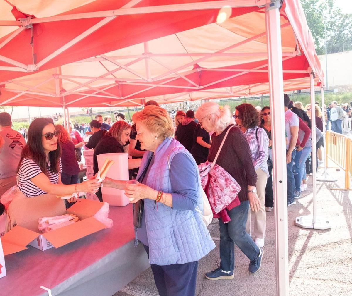Reparto horchata y fartons durante la fiesta de tardeo del 1 de mayo en Paterna el año pasado.
