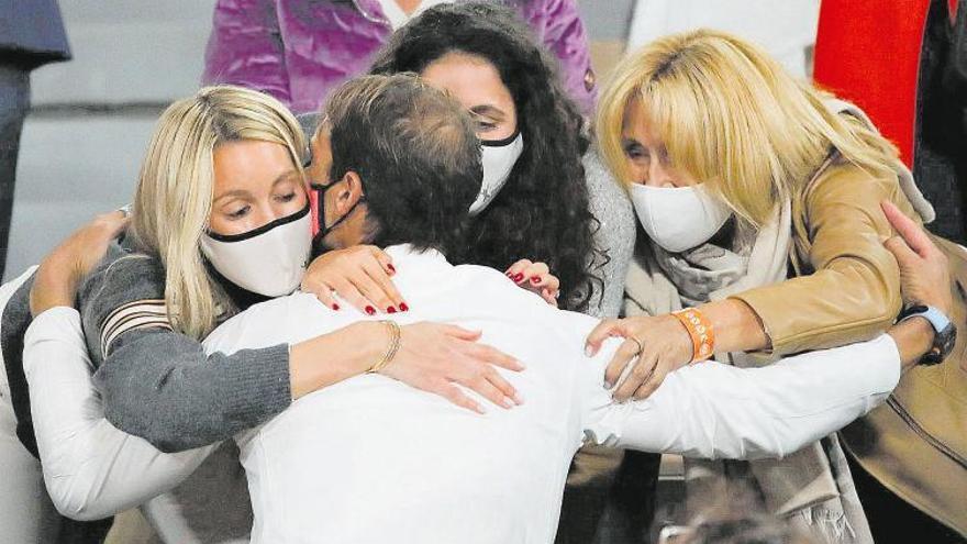 La hermana, la esposa y la madre de Rafa Nadal lo felicitan tras el triunfo del domingo en París.