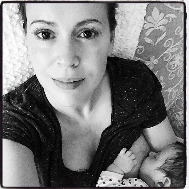 alyssa-milano-breastfeeding-amamantar