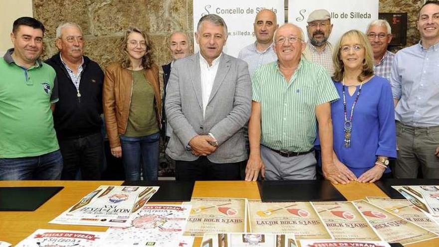 Manuel Cuíña y Mónica González presentaron los festejos junto a miembros de O Lacón y de la Banda de Música. // Bernabé/Javier Lalín