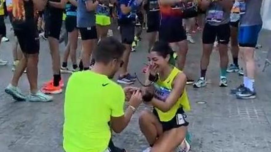 ¡Tenemos boda! La emocionante pedida tras acabar el Maratón Valencia 2025